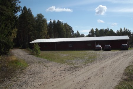 Stallbyggnad med parkering